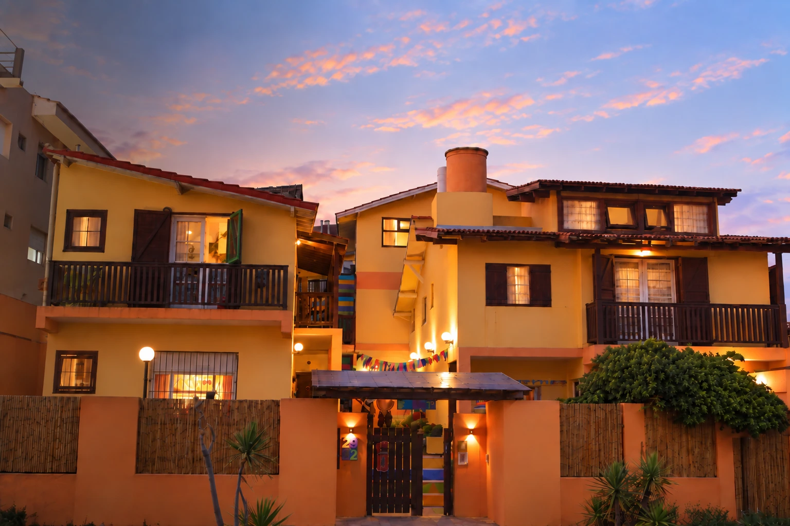 Una de las casas del complejo Laberinto al atardecer